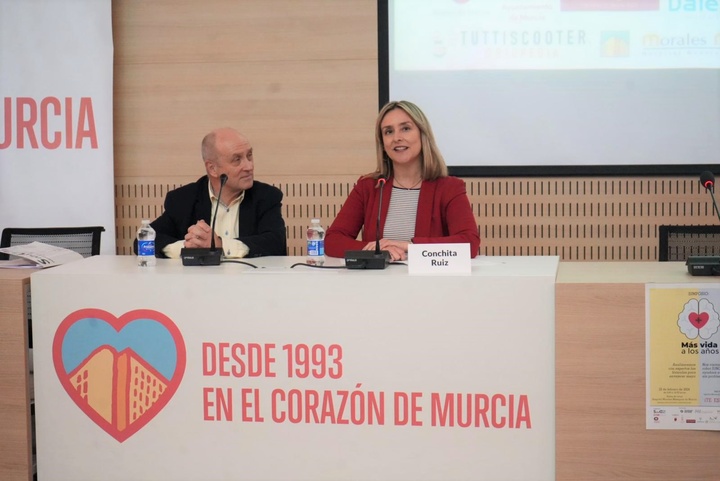 La consejera de Política Social, Familias e Igualdad, Conchita Ruiz, clausura la jornada 'Más vida a los años'