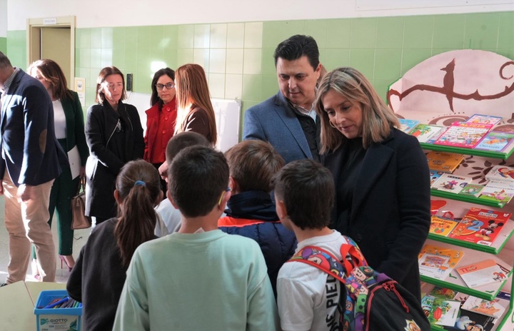 La consejera de Política Social, Familias e Igualdad, Conchita Ruiz, junto con el alcalde de San Javier, José Miguel Luengo, durante su visita al aula matinal del CEIP El Recuerdo