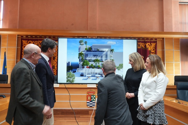 La consejera de Política Social, Familias e Igualdad, Conchita Ruiz, junto con el alcalde de Molina de Segura, José Alfonso Hernández, durante la presentación del nuevo centro social y de día que tendrá el municipio