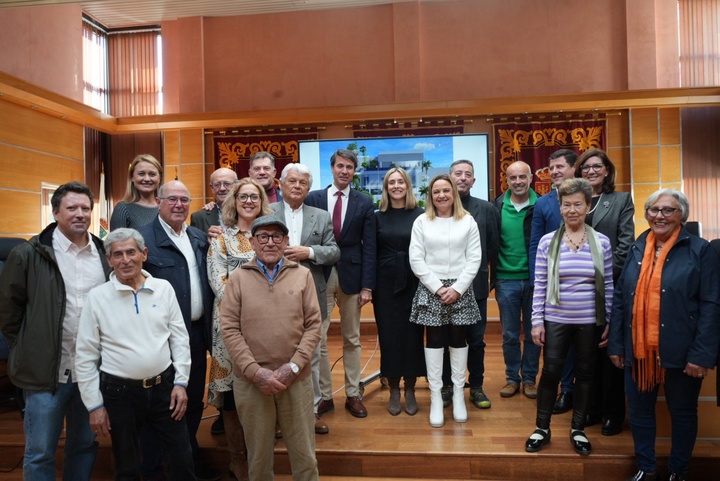 La consejera de Política Social, Familias e Igualdad, Conchita Ruiz, junto con el alcalde de Molina de Segura, José Alfonso Hernández, durante la presentación del nuevo centro social y de día que tendrá el municipio (2 de 2)