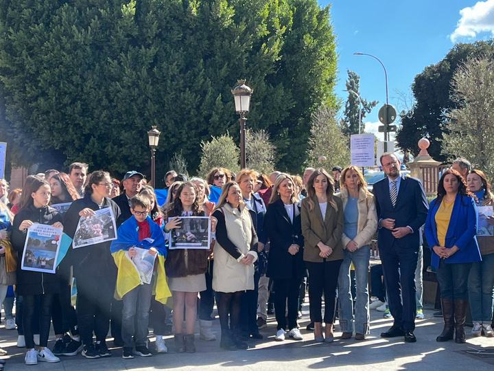 La consejera de Política Social, Familias e Igualdad, Conchita Ruiz, junto a autoridades municipales, durante el acto de concentración en apoyo a Ucrania