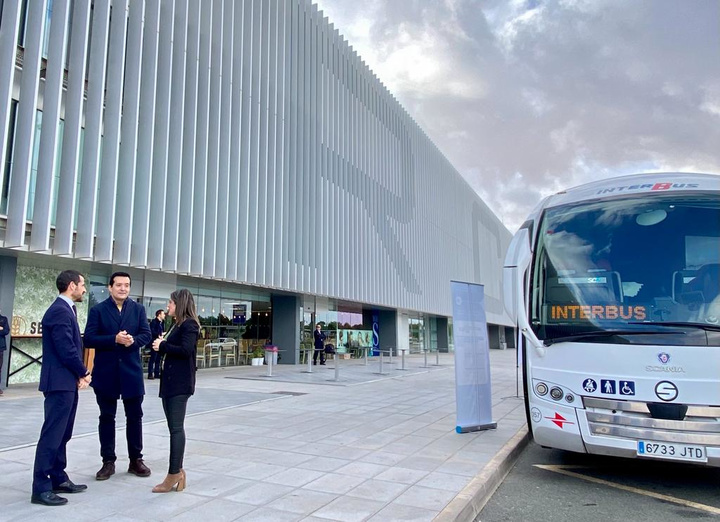 El consejero de Fomento, José Manuel Pancorbo, y la directora general de Movilidad y Transporte, María Dolores Solana, durante la presentación del servicio de autobuses en el Aeropuerto de la Región de Murcia el pasado mes de enero.