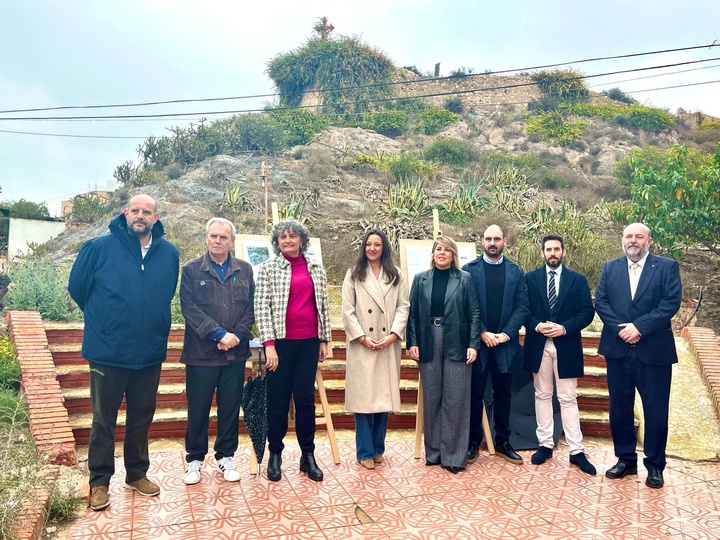 La consejera Carmen Conesa, la alcaldesa Noelia Arroyo, y la rectora de la UPCT, Beatriz Miguel, con el cerro de San José detrás.