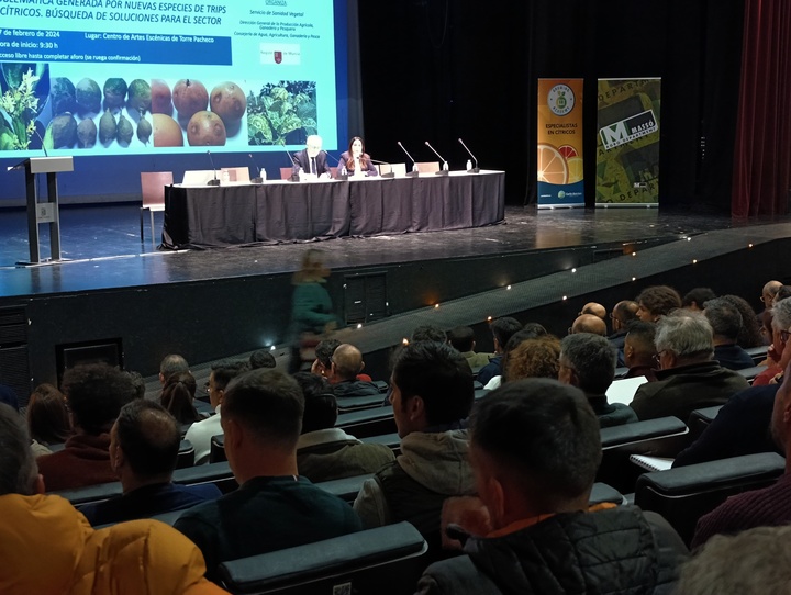 La consejera Sara Rubira y el alcalde de Torre Pacheco, Pedro Ángel Roca, en la inauguración de la jornada técnica 'Problemática generada por nuevas especies de trips en cítricos'