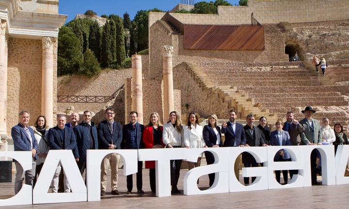 Asistentes a la presentación de la Gala de los Soles de Repsol y actividades complementarias, en el Teatro Romano de Cartagena.