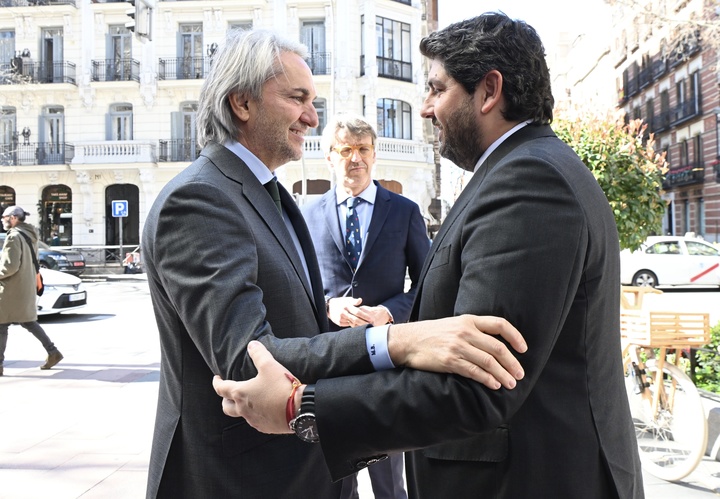 El presidente de la Comunidad, Fernando López Miras, saluda al presidente Fundación Conexus, Manuel Broseta.