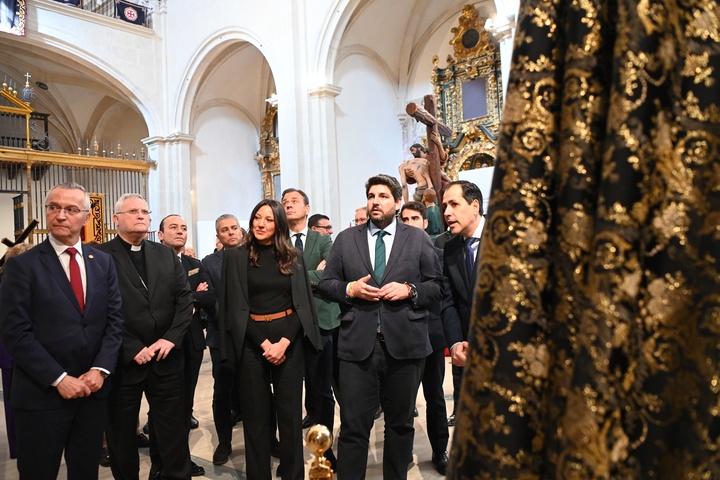 Imagen del artículo López Miras inaugura la exposición que rinde homenaje a la Cofradía de la Misericordia de Murcia en su 75 aniversario