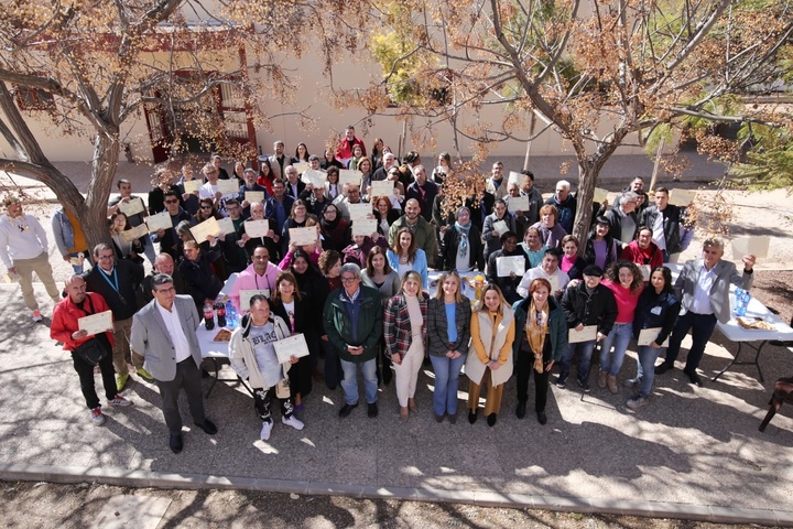 La consejera de Política Social, Familias e Igualdad, Conchita Ruiz, junto con la alcaldesa de Cartagena, Noelia Arroyo, durante la entrega de diplomas a los participantes de los programas 'E-Labora' de La Huertecica