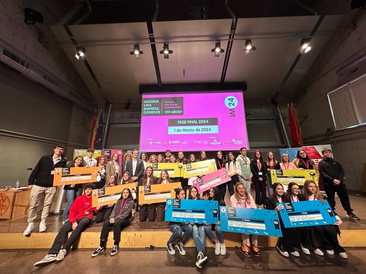 Los grupos ganadores y los organizadores del concurso 'Imagina una empresa diferente'