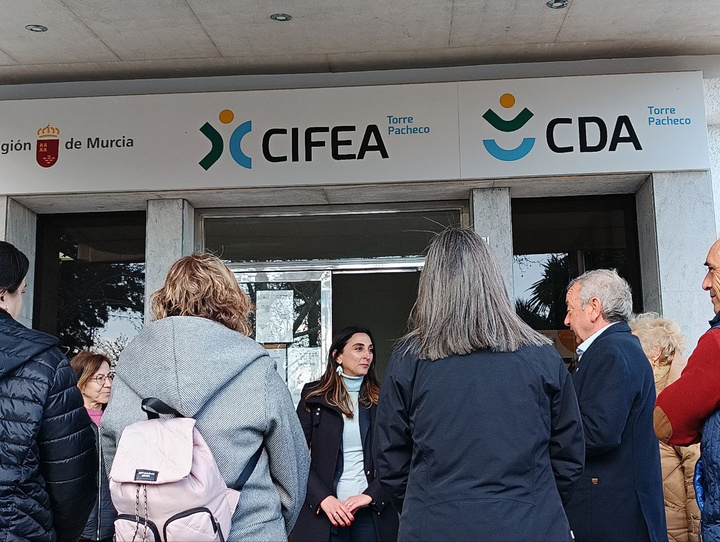 La consejera Sara Rubira visita las instalaciones del Cifea de Torre Pacheco (2)