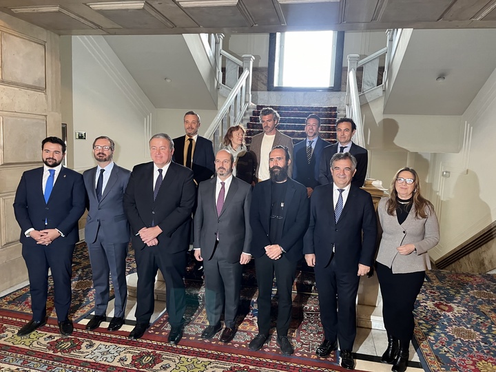 El consejero de Medio Ambiente, Universidades, Investigación y Mar Menor, Juan María Vázquez, con el presidente del Senado, Pedro Rollán y parte de la delegación de la Región de Murcia, en el Senado