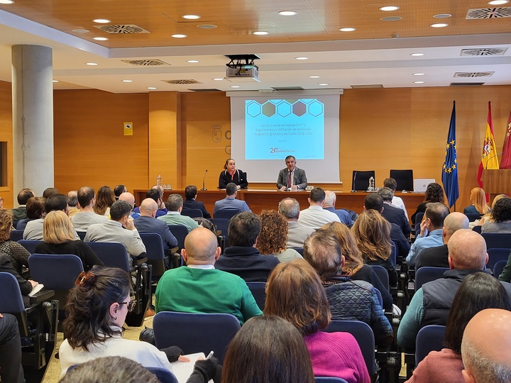 El consejero de Medio Ambiente, Universidades, Investigación y Mar Menor, Juan María Vázquez, inaugura la 'Jornada emisiones' sobre las novedades en la normativa del sistema europeo de comercio de derechos de emisión (EU ETS)