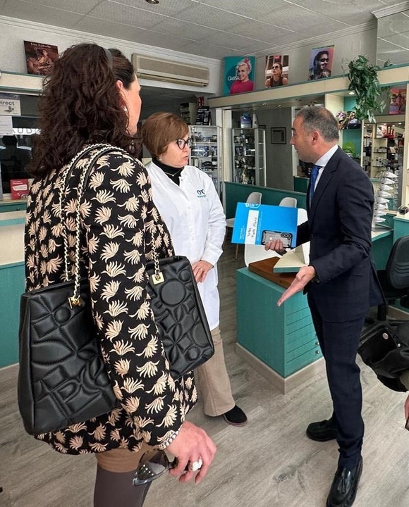 El director general de Impulso al Comercio, Innovación Empresarial e Industrias y Oficios Artesanales, Rafael Gómez, en una visita reciente a un comercio de Fuente Álamo