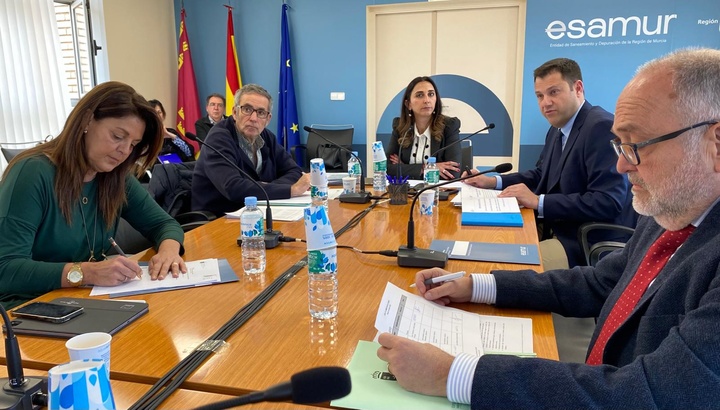 La consejera de Agua, Agricultura, Ganadería y Pesca, Sara Rubira, en la reunión del Consejo de Administración de la Entidad de Saneamiento y Depuración de Aguas Residuales (Esamur)