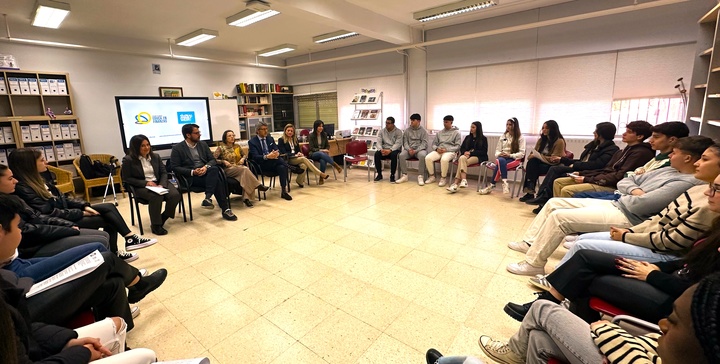 El consejero de Economía, Hacienda y Empresa, Luis Alberto Marín, charla sobre educación financiera con los alumnos del IES San Isidoro