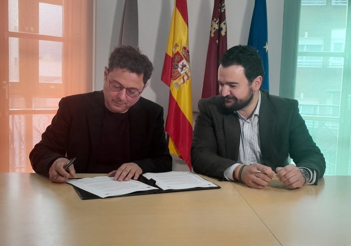 El director general del Instituto de las Industrias Culturales y las Artes, Manuel Cebrián, y el alcalde de La Unión, Joaquín Zapata, firman el convenio de adhesión del municipio a la Film Commission Región de Murcia