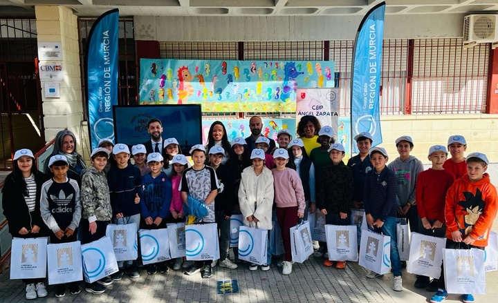 Alumnos del colegio Ángel Zapata, con la consejera, presidente de la Estación Náutica, director del Instituto de Turismo, su directora y su profesora.