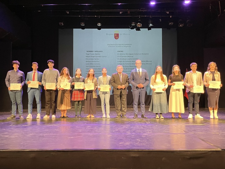 El consejero de Educación, Formación Profesional y Empleo, Víctor Marín, con los ganadores de los Premios Extraordinarios de Educación Secundaria Obligatoria del curso 2022-2023.