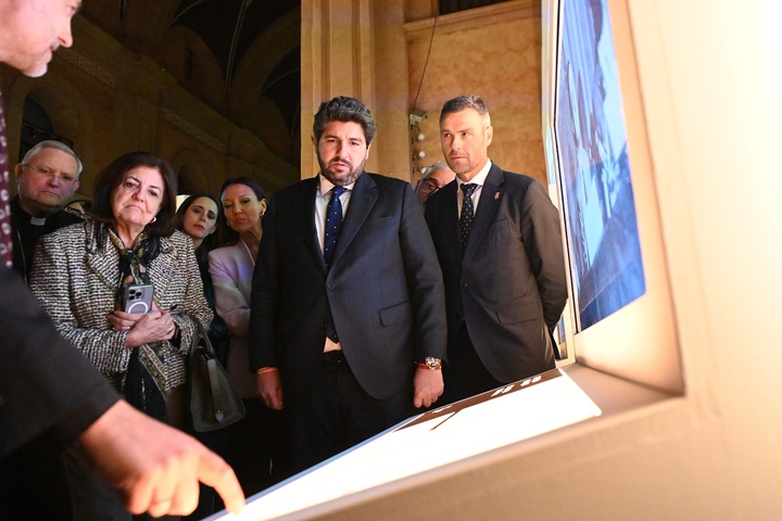 El presidente López Miras inauguró hoy la exposición 'The Mistery Man, el hombre de la Sábana Santa'. (II)