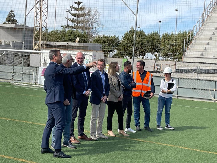 El consejero de Presidencia, Portavocía y Acción Exterior, Marcos Ortuño, y el alcalde de Torre Pacheco, Pedro Ángel Roca, junto con concejales y técnicos del Ayuntamiento, recorren las instalaciones deportivas que han sido objeto de obras de mejora.