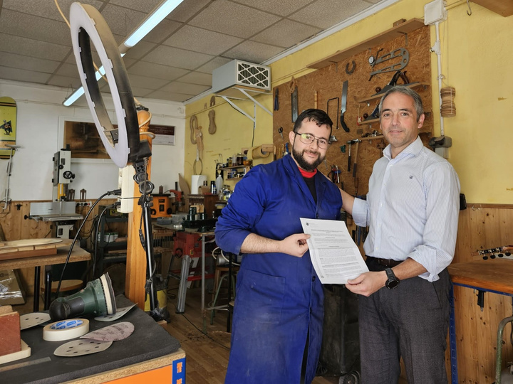 El director general Rafael Gómez, junto con el luthier Ginés Martínez.