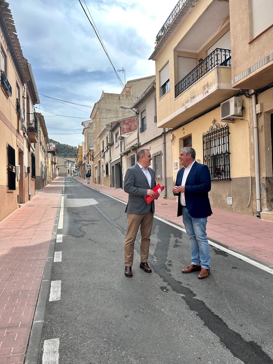 El director general de Administración Local, Francisco Abril, y el alcalde de Pliego, Antonio Huéscar, revisan la calle Apeadores tras las obras realizadas con financiación del Gobierno regional.