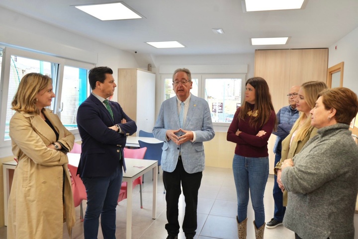 La consejera de Política Social, Familias e Igualdad, Conchita Ruiz, junto con el alcalde de San Javier, José Miguel Luengo, durante su visita a la Escuela residencial de Aidemar