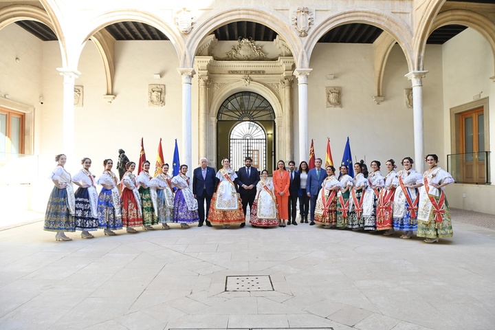 López Miras destaca el "compromiso" de las Reinas de la Huerta "para representar los valores, tradición, cultura e identidad de toda una región"