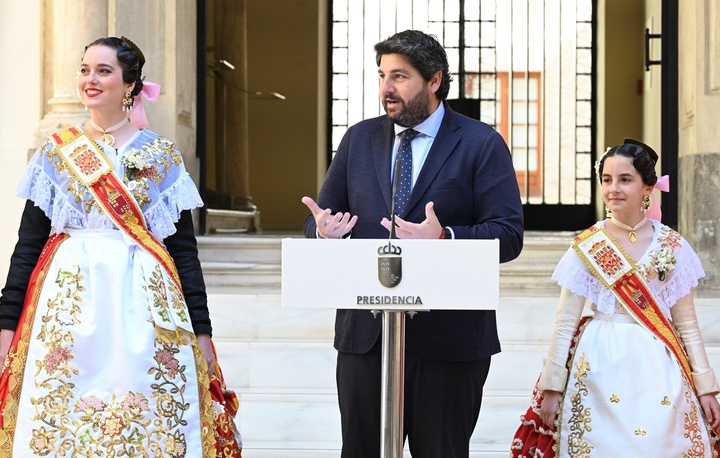 López Miras destaca el "compromiso" de las Reinas de la Huerta "para representar los valores, tradición, cultura e identidad de toda una región"