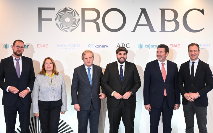 López Miras interviene en el Foro ABC (2)