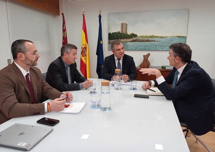 El consejero de Medio Ambiente, Universidades, Investigación y Mar Menor, Juan María Vázquez, durante su reunión con el secretario general del Consejo de Seguridad Nuclear, Pablo Martín.