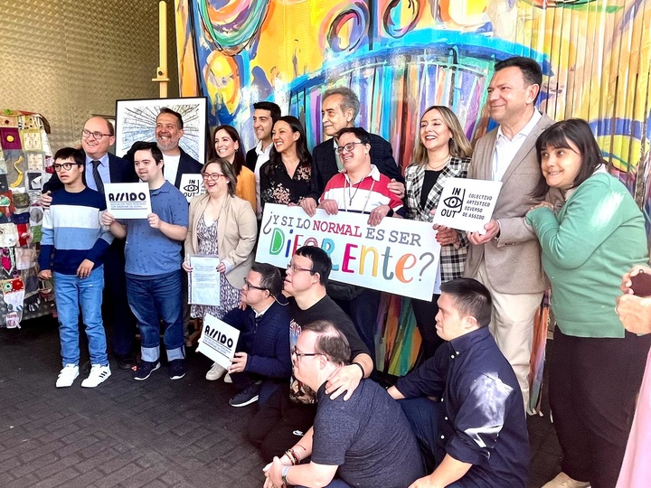 Imagen del artículo Inclusión, arte y gastronomía se dan la mano en los murales realizados por miembros de ASSIDO en el restaurante 'Esmayao'