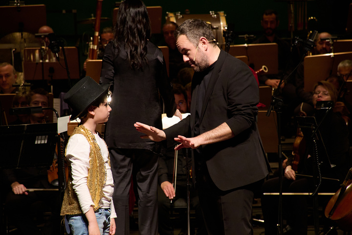 Imagen del espectáculo 'El aprendiz de brujo' del ilusionista Jorge Blass con la Orquesta Sinfónicas de la Región de Murcia