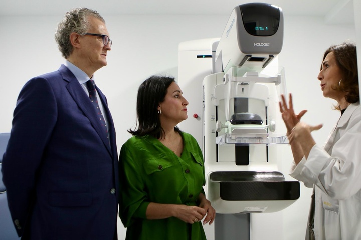 El consejero de Salud, Juan José Pedreño, visita el Servicio de Radiología del hospital de Yecla