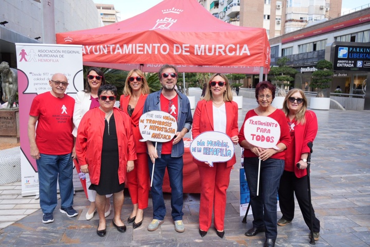 La consejera de Política Social, Familias e Igualdad, Conchita Ruiz, durante la mesa informativa por el Día Mundial de la Hemofilia