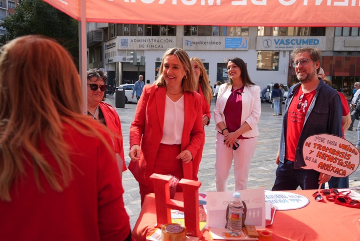 La consejera de Política Social, Familias e Igualdad, Conchita Ruiz, durante la mesa informativa por el Día Mundial de la Hemofilia (1)