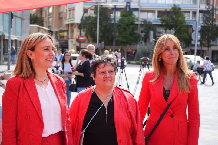 La consejera de Política Social, Familias e Igualdad, Conchita Ruiz, durante la mesa informativa por el Día Mundial de la Hemofilia (2)