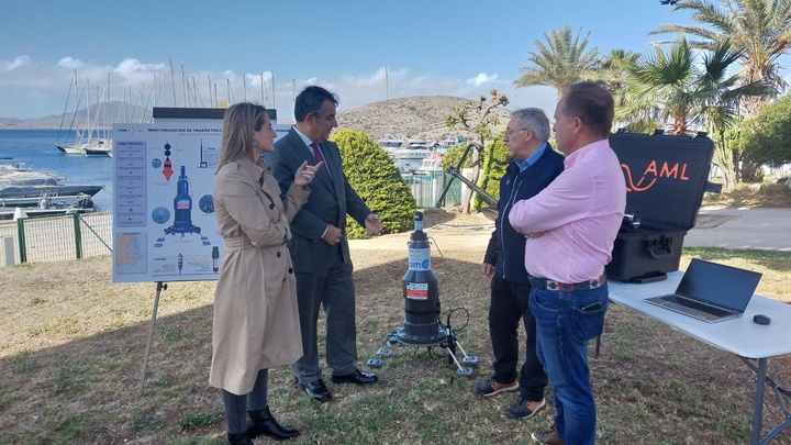 El consejero de Medio Ambiente, Universidades, Investigación y Universidades, muestra una de las boyas de monitorización que hay en el Mar Menor.