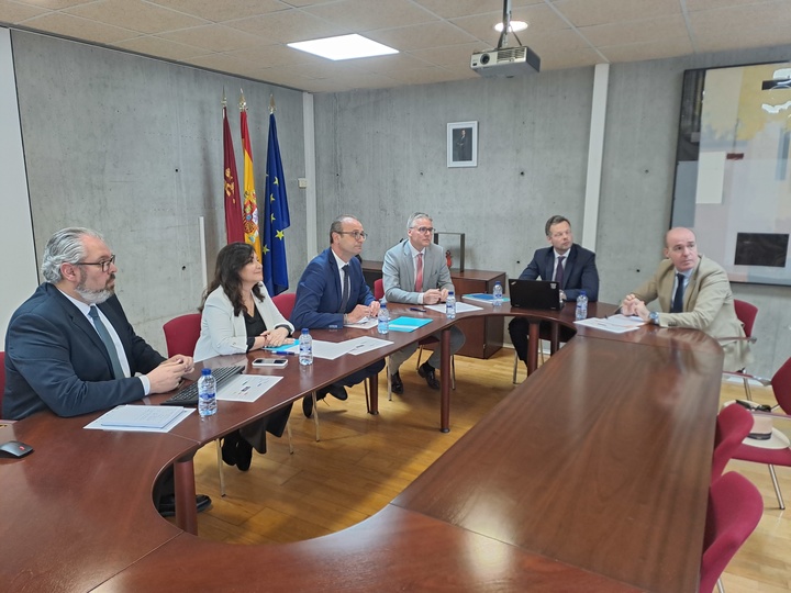 Reunión sobre la asignatura de `La Constitución Española y la Unión Europea´