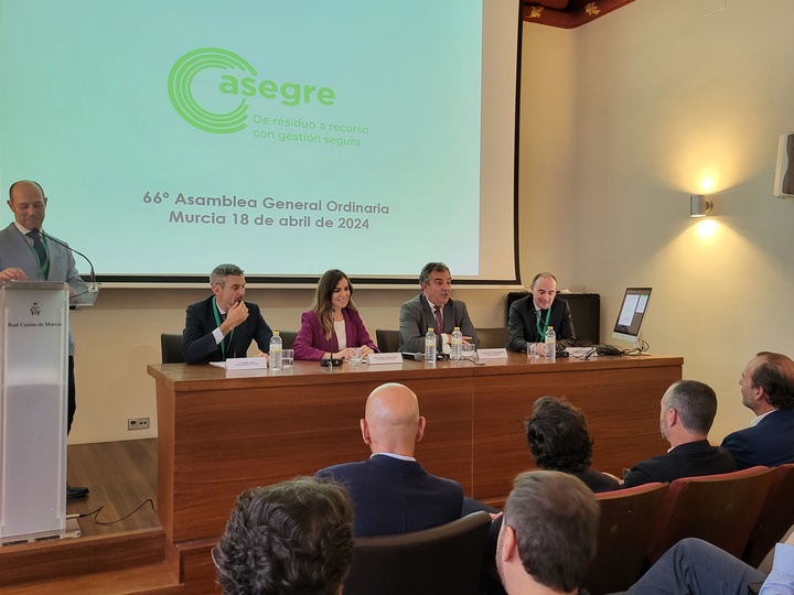 El consejero Juan María Vázquez destaca que reducir el impacto ambiental de los residuos "es una necesidad urgente"