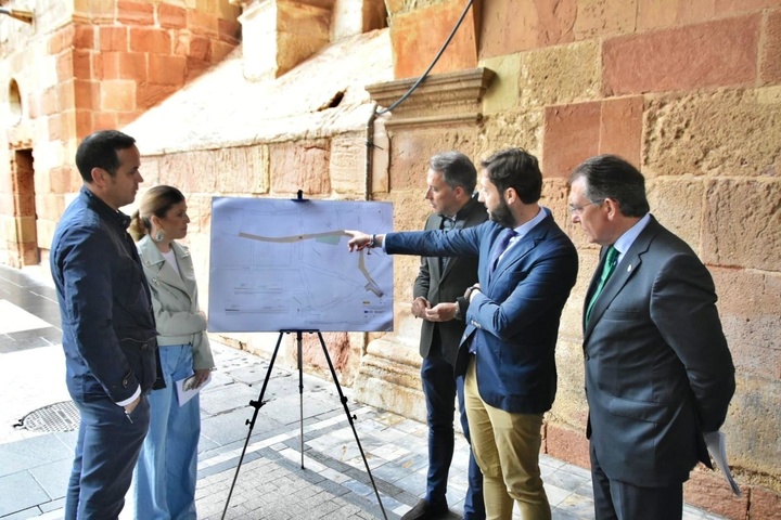 El director general del Instituto de Turismo, Juan Francisco Martínez, el alcalde de Lorca, Fulgencio Gil, concejales y técnico municipal, ante el proyecto de la actuación