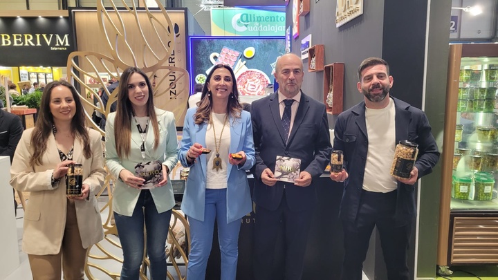 Sara Rubira, consejera de Agricultura, durante su visita a la Feria Salón Gourmet en Madrid.