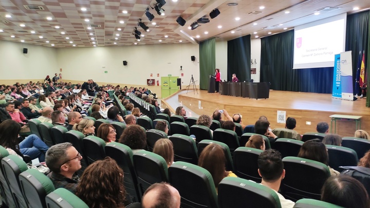 Más de 400 docentes asisten a la presentación del programa de robótica 'Código Escuela 4.0'