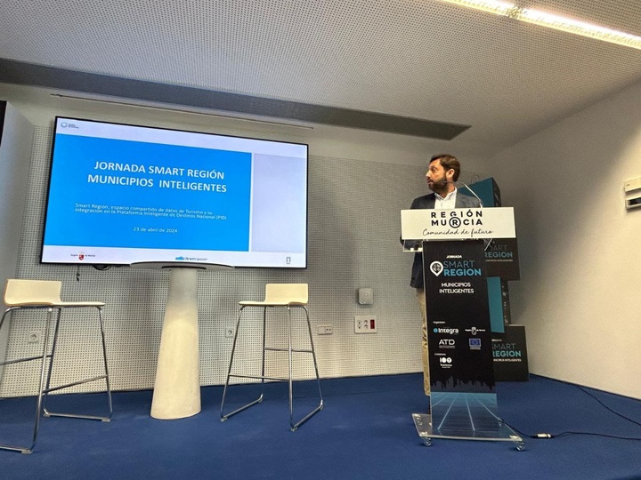 Un momento de la ponencia del director del Instituto de Turismo de la Región, Juan Francisco Martínez.