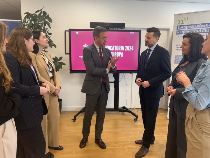 El consejero de Presidencia, Portavocía y Acción Exterior, Marcos Ortuño, y el director general de Unión Europea, Adrián Zittelli, conversan con algunas personas asistentes a la presentación tras finalizar el acto.