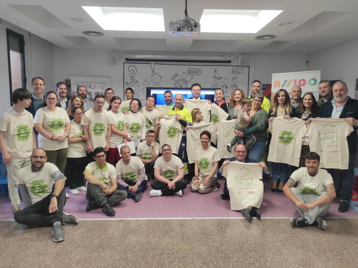 La secretaria autonómica de Energía, Sostenibilidad y Acción Climática, María Cruz Ferreira, junto con al grupo de ASSIDO que participa en la iniciativa 'Save the Planet'.