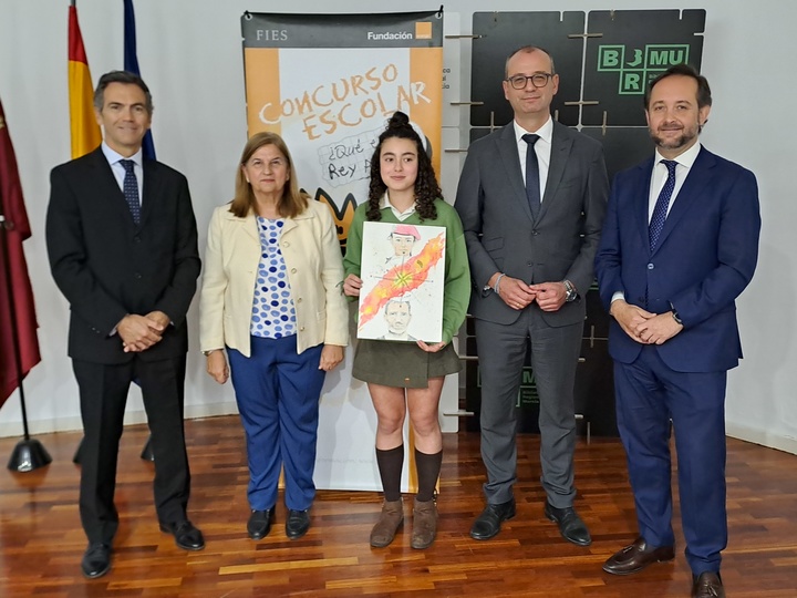 La ganadora regional del concurso `¿Qué es un rey para ti?´, Adriana Madrid del colegio Vistarreal de Molina de Segura, junto con el consejero Víctor Marín y el jurado de la 43ª edición del concurso.