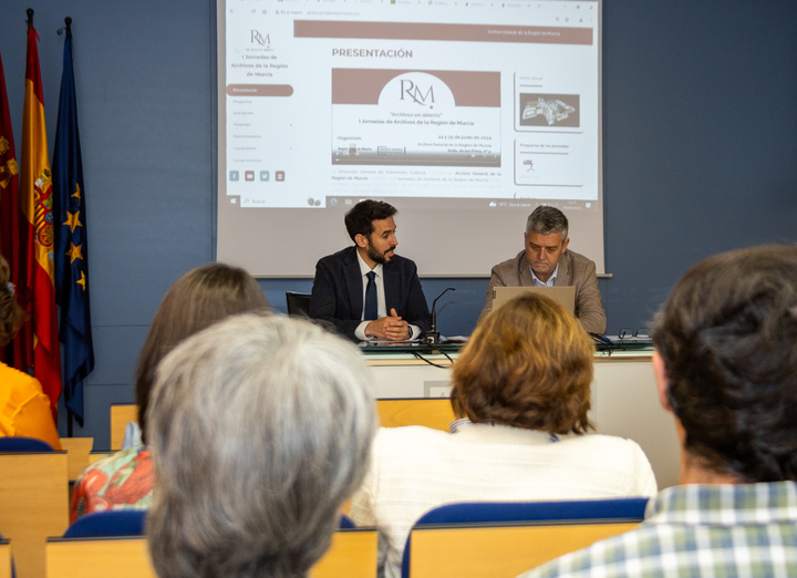 El director general de Patrimonio Cultural y el director del Archivo Regional, durante la presentación de las jornadas de archivos.