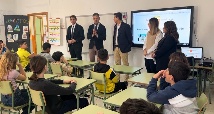 El consejero de Presidencia, Portavocía y Acción Exterior, Marcos Ortuño, acompañado por el director general de Acción Exterior y Cooperación, Juan José Almela, y el alcalde de Blanca, Pablo Cano, en su visita de esta mañana a un colegio de esta localidad.