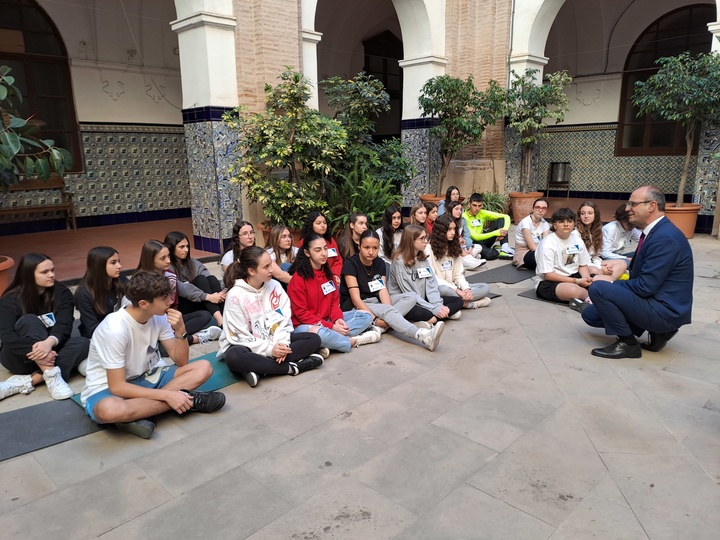 El consejero de Educación, Formación Profesional y Empleo, Víctor Marín, visitó a los alumnos del IES Licenciado Cascales de Murcia que participan en el programa ConviveTeam.